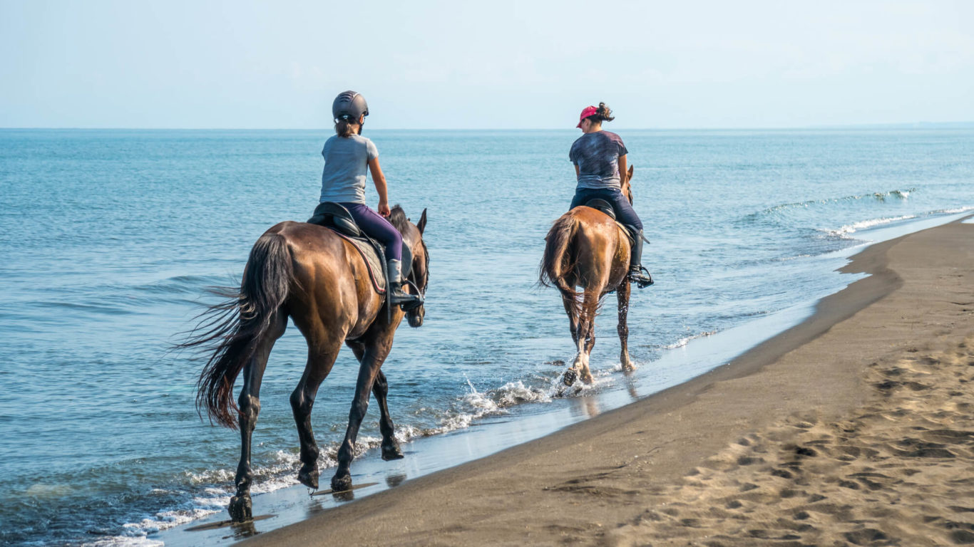 girls-on-horseback (1)