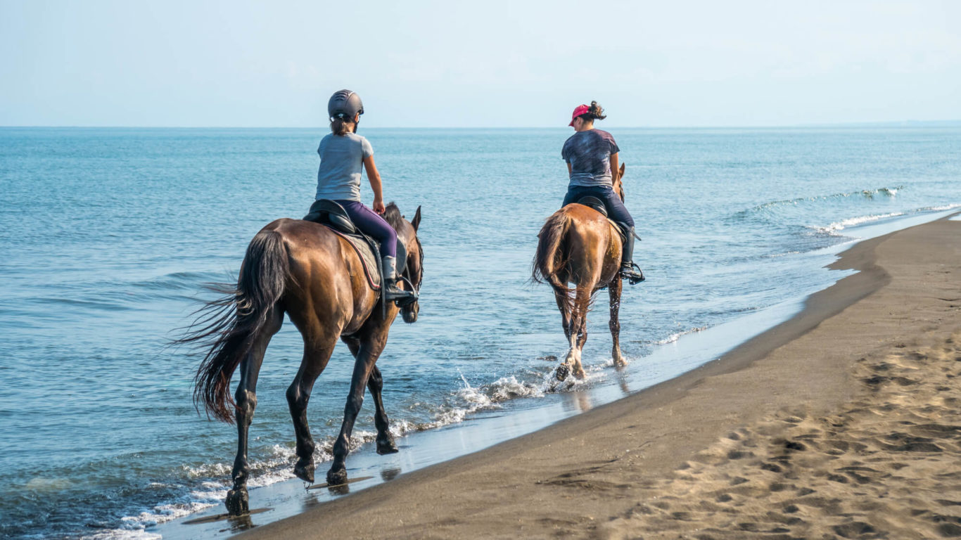 girls-on-horseback (1)