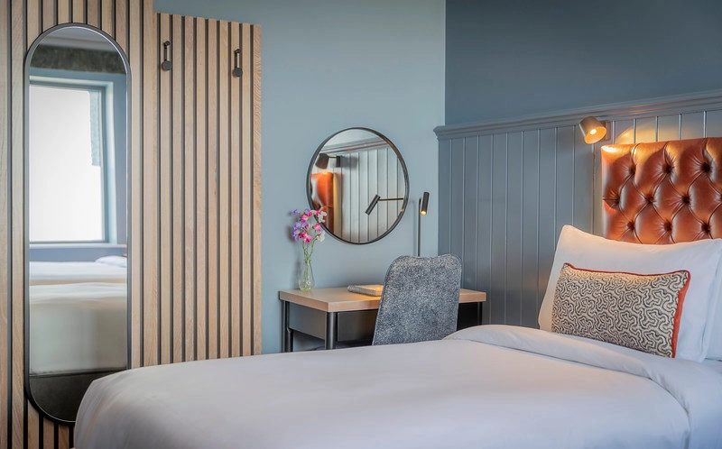 Shoreline Hotel rooms