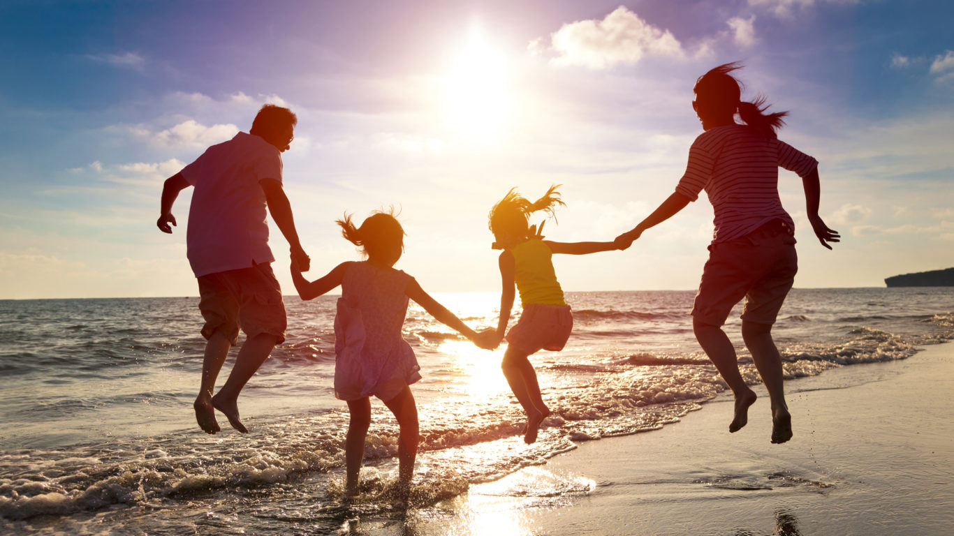 Family-beach-1920×1080